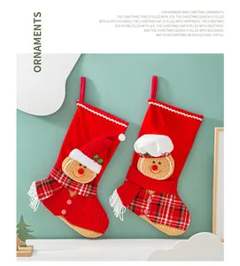 Rote Weihnachtsstrümpfe mit 3D-Lebkuchenmann-Motiv für festliche Weihnachtsdekoration
