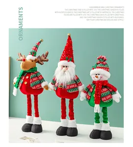 Détail montrant des peluches de Noël rétractables : Père Noël, renne et bonhomme de neige.