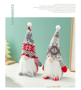 Nahaufnahme von zwei Weihnachts-Gnomen mit Strickmützen und weichen weißen Bärten