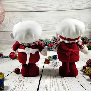 Rückansicht von Plüsch-Weihnachtskoch-Gnom-Figuren mit weißen Hüten und roten Outfits.