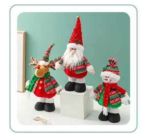 Vue détaillée de l'ensemble de poupées de Noël comprenant le Père Noël, renne et bonhomme