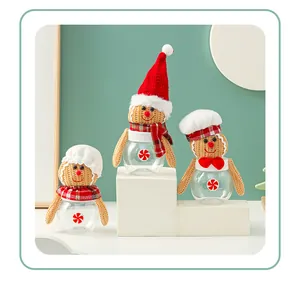 Drei Mini-Lebkuchenmann-Bonbongläser auf weißen Podesten für die Weihnachtsdekoration