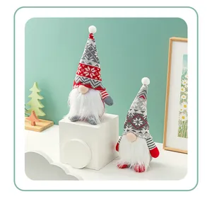 Detail von zwei weihnachtlichen Gnomen mit gestrickten Schneeflockenhüten und Bärten