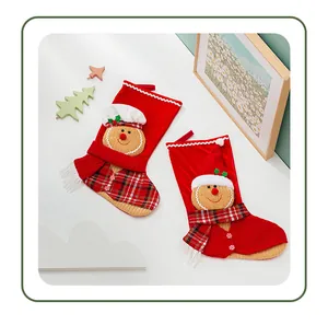 Detailansicht der roten Plüsch-Weihnachtssocken mit niedlichen Lebkuchenmännchen-Figuren