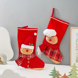 Weihnachtssocken als Geschenktüten mit Lebkuchenmann-Motiv für die Baumdekoration