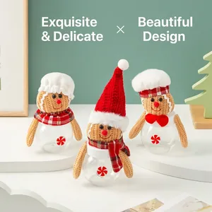 Drei Mini-Lebkuchenmann-Bonbongläser mit Strickmützen für die Weihnachtsdekoration