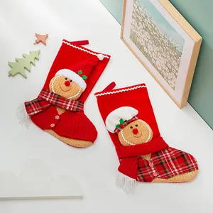 Set mit zwei dekorativen roten Lebkuchenmann-Weihnachtssocken für Weihnachtsgeschenke.