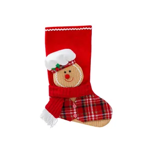 Festlicher Nikolausstiefel Geschenktüte mit süßem Lebkuchenmann für die Weihnachtszeit