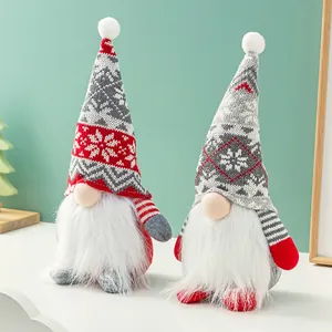 Zwei festliche Weihnachtswichtel mit Schneeflocken-Strickmützen für Deko
