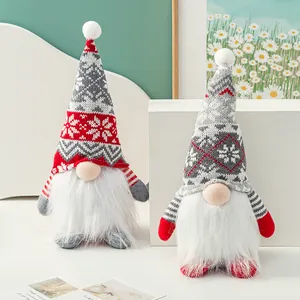 Zwei festliche gestrickte Weihnachtswichtel mit langen weißen Bärten für Heimdekoration.