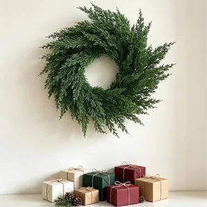 Elegante ghirlanda natalizia artificiale in pino di Norfolk con scatole regalo festive