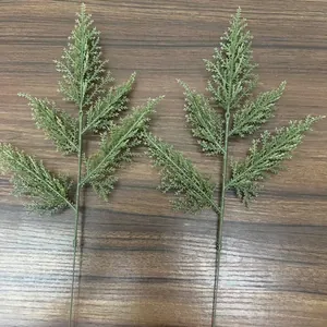 Détail montrant la texture des branches de pin artificielles pour la déco de Noël.
