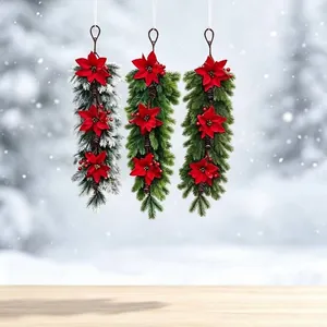 Guirlandes de Noël européennes avec poinsettias rouges et pommes de pin de bois