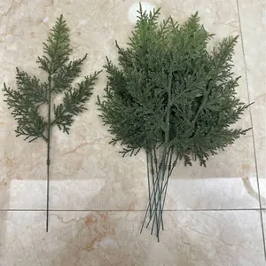 Branches de cèdre artificielles 31x16cm avec design à 5 fourches pour Noël