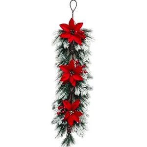 Guirlande murale de Noël élégante avec poinsettias, pins floqués et baies rouges