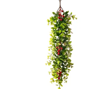Künstliche Eukalyptus-Hängepflanze mit roten Beeren für die Wanddekoration zu Hause