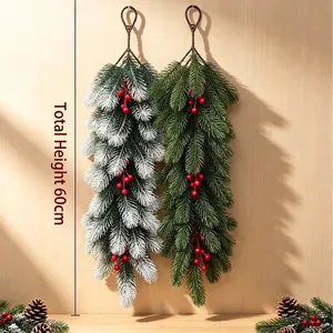 Kunstmatige kerst dennennaalden met rode bessen voor wanddecoratie aan de muur