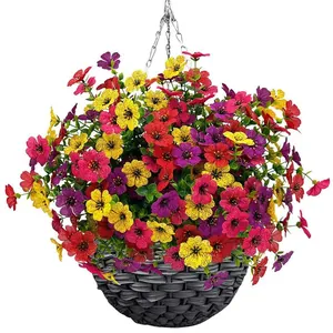 Vivaci fiori artificiali multicolori in un cesto appeso grigio intrecciato con catena