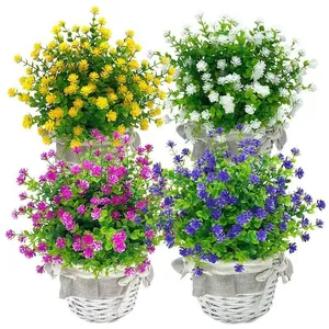 Set di 4 fiori di eucalipto artificiali colorati in cestini decorativi bianchi intrecciati