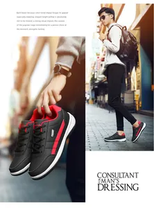 Ανδρικά casual μαύρα sneakers με κόκκινες λεπτομέρειες, κρατημένα στο χέρι και φορεμένα