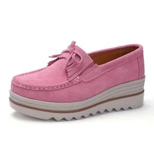 Roze suède plateau loafers voor dames met elegante kwastjes en een stevige sleehak