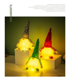 Vue détaillée des gnomes de Noël avec chapeaux à paillettes et lumières LED chaudes