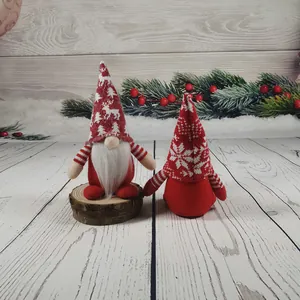 Detailansicht von zwei rot-weißen gestrickten Weihnachtswichteln mit festlichen Mustern