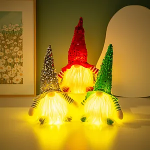 Trois gnomes de Noël brillants avec chapeaux à paillettes et lumières LED pour la déco