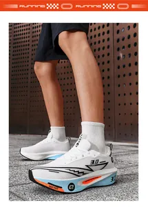 Vista laterale dettagliata di scarpe da corsa professionali da maratona bianche e blu