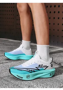Profilo ravvicinato di scarpe da corsa marathon color verde acqua e bianco con piastra.