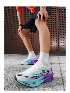 Scatto d'azione di scarpe da maratona sfumate viola e ciano con suola ammortizzata
