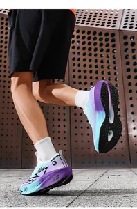 Vista laterale dettagliata delle scarpe da corsa maratona con suola sfumata e piastra