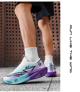 Primo piano dinamico di scarpe da corsa per maratona con piastra in carbonio sfumata