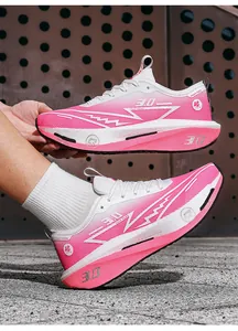 Dettaglio delle scarpe da corsa rosa sfumate con tecnologia a piastra di carbonio