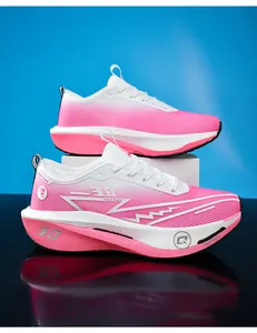 Dettaglio delle scarpe da corsa marathon sfumate rosa e bianco con suole spesse