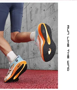 Primo piano di scarpe da maratona con spessa suola ammortizzata sulla pista