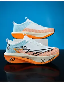 Vista laterale di scarpe da corsa per maratona bianche e arancioni con piastra in carbonio.