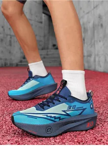 Vista laterale di scarpe da maratona blu con suole ammortizzate spesse su pista rossa