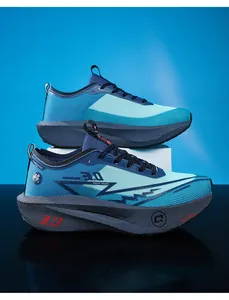 Vista dettagliata di scarpe da corsa marathon blu sfumato con suola spessa ammortizzata