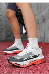 Dettaglio delle scarpe da corsa marathon traspiranti con suola arancione ammortizzata
