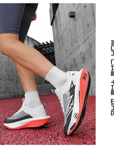 Primo piano dinamico di scarpe da corsa per maratona con spessa suola arancione