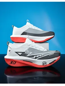 Scarpe da maratona professionali con piastra in carbonio e suola spessa arancione.