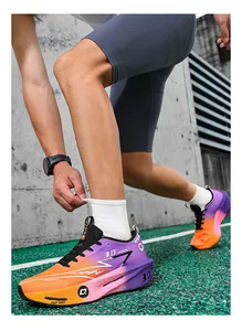 Vista laterale dettagliata di scarpe da corsa maratona sfumate viola e arancio su un atleta