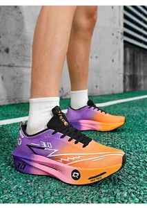 Vista dettagliata scarpe da corsa maratona sfumate viola e arancione con suola carbonio soft