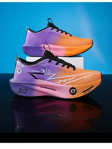 Dettaglio di scarpe da corsa per maratona con sfumatura viola arancione e piastra in carbonio.