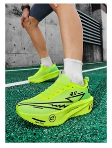 Dettaglio scarpe da corsa marathon verde neon su pista di atletica professionale