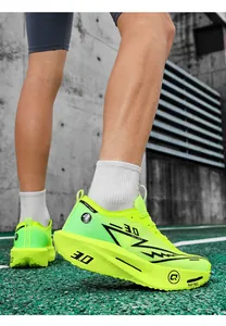 Primo piano professionale di scarpe da maratona verde neon con piastra in carbonio.