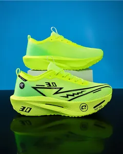 Scarpe da corsa marathon verde neon con piastra in carbonio e suola spessa ammortizzata.