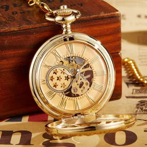 Détail rapproché d'une montre de poche mécanique dorée vintage avec étoiles évidées