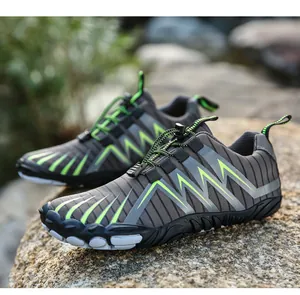 Detail van sneldrogende waterschoenen met antislip rubberen zool en neonaccenten